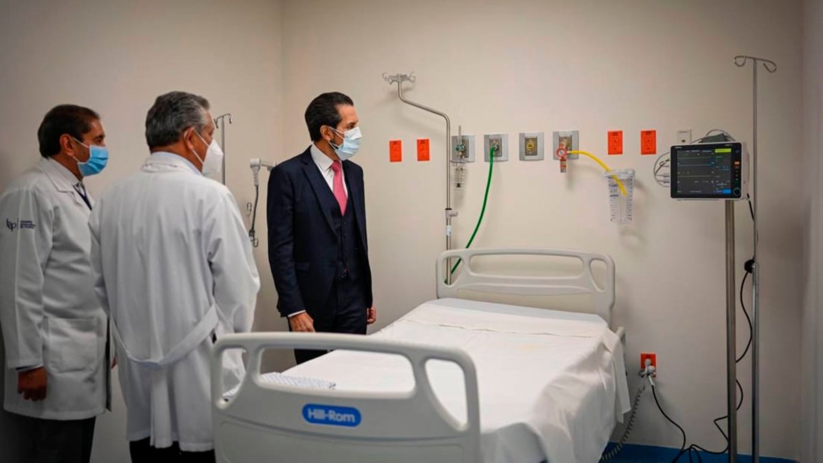 Entrega rector BUAP 18 nuevas camas a la Unidad de Atención de Enfermedades Respiratorias Agudas del HUP