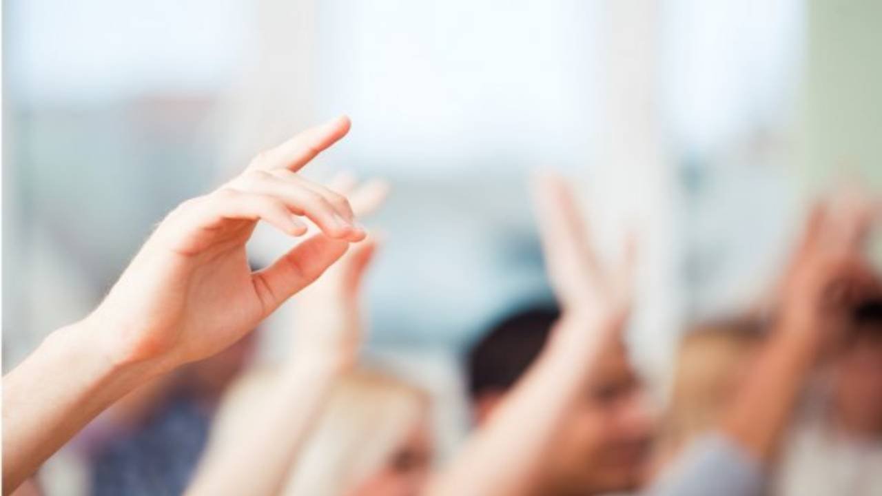 LEVANTAR LA MANO