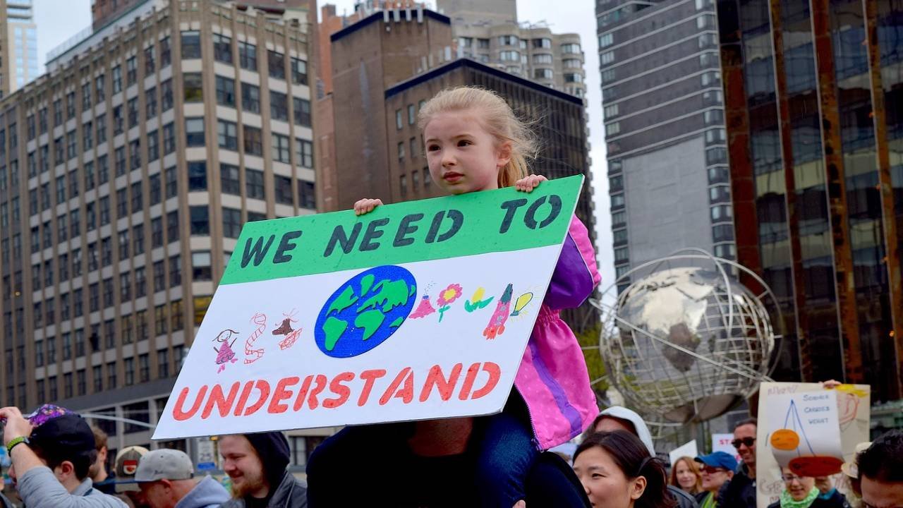 NIÑA MANIFESTACIÓN