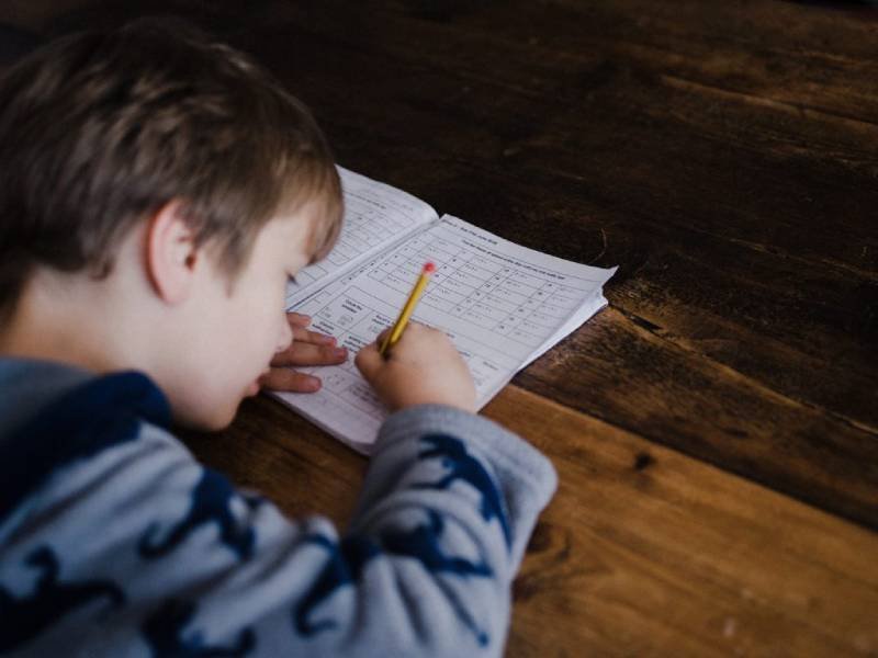 Niños cansados de las clases en línea 