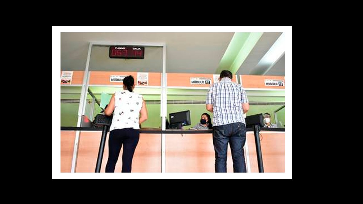 Larga filas en Puebla para pagar control vehicular Larga filas en Puebla para pagar control vehicular