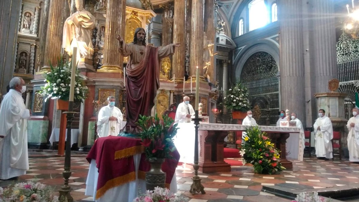 Realizan procesión de Jueves de Corpus al interior de la Catedral de Puebla