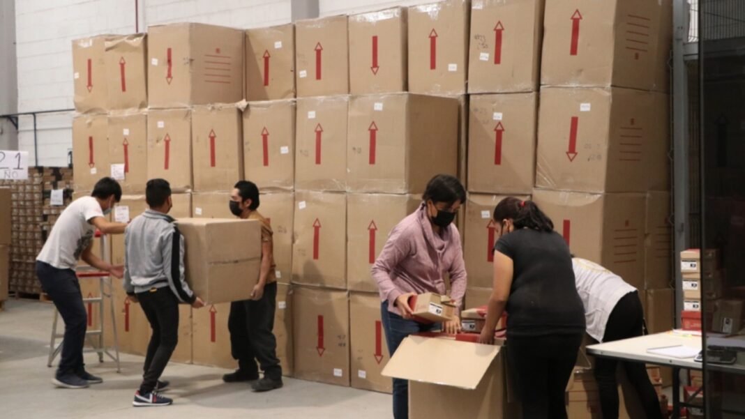 Continúa SEP con entrega de zapatos a estudiantes de nivel primaria Continúa SEP con entrega de zapatos a estudiantes de nivel primaria