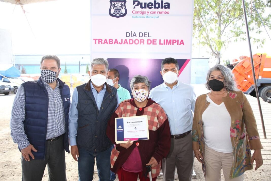 Reconoce edil de Puebla labor de trabajadores del servicio de Limpia Reconoce edil de Puebla labor de trabajadores del servicio de Limpia