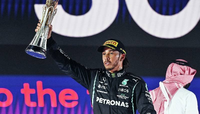 Hamilton gana GP Arabia