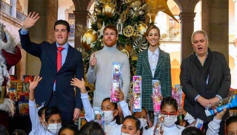 Niños de Nuevo León reciben juguetes de parte de Canelo Álvarez