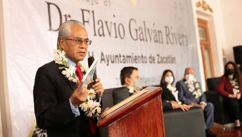 Entrega Zacatlán copia del título de Ciudad a Flavio Galván, precursor del derecho procesal electoral en el país