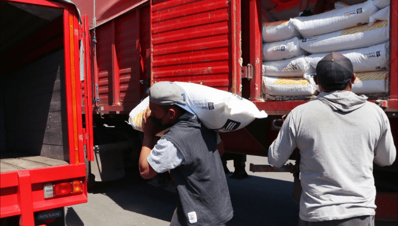 Brinda apoyo a productores de la Sierra Norte con fertilizante y maquinaria Brinda apoyo a productores de la Sierra Norte con fertilizante y maquinaria