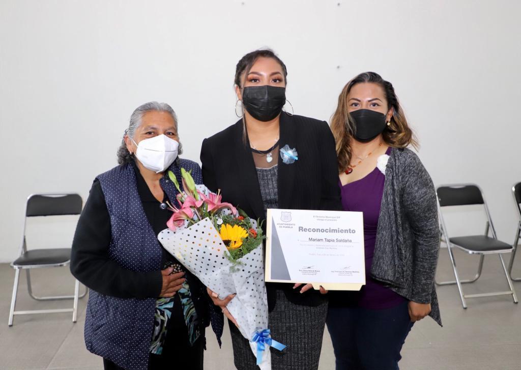 Concluyen estudios de nivel medio con apoyo del SMDIF en Puebla Concluyen estudios de nivel medio con apoyo del SMDIF en Puebla