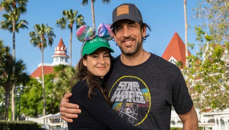 shailene woodley y aaron rodgers