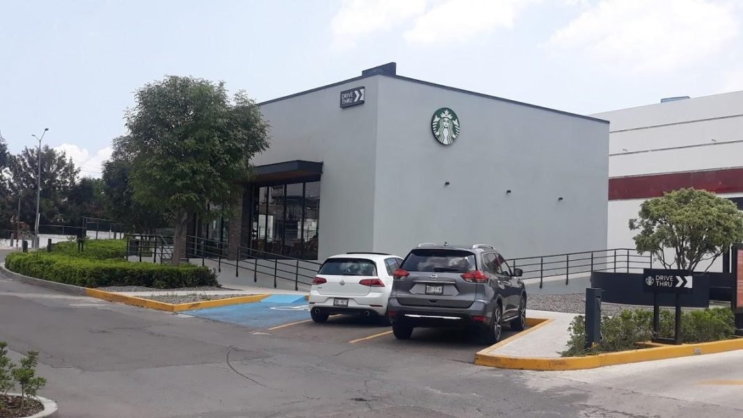 Muere en el estacionamiento de Plaza San Diego Muere en el estacionamiento de Plaza San Diego