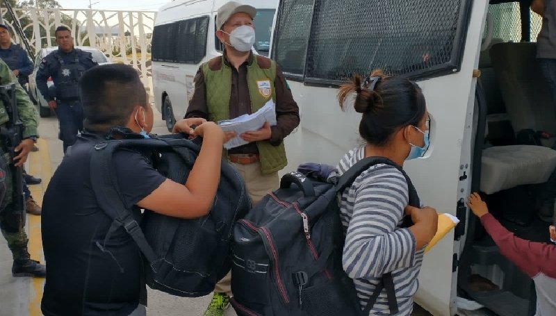 Rescatan a 54 migrante en carretera de Puebla