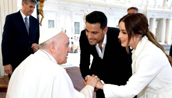 Carlos Rivera y Cynthia Rodríguez visitan al Papa