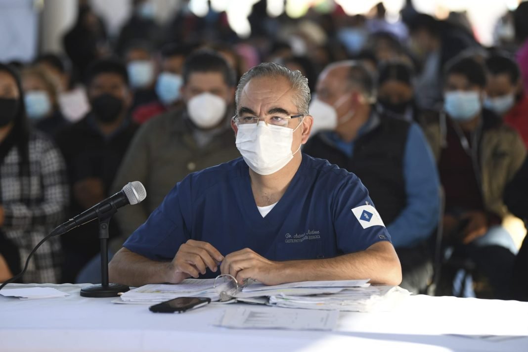 Le extraen bala a menor herida durante jornada de vacunación en Puebla