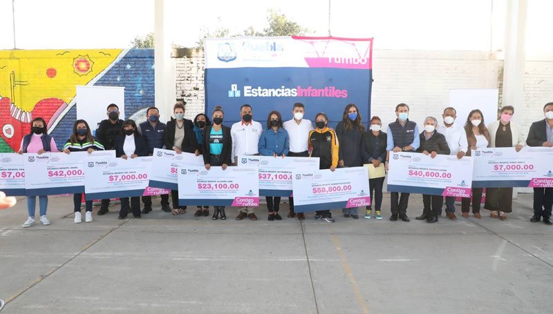 Entrega edil de Puebla becas e incentivos para estacias infatiles becas e incentivos para estacias infatiles