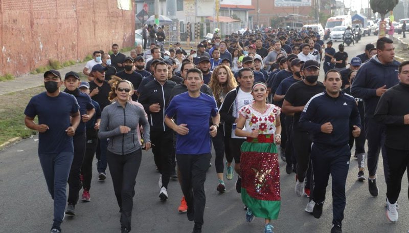 Encabeza Rivera Pérez cuarta carrera de la Academia de Policía