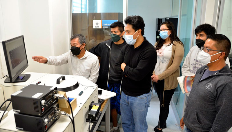 En la BUAP modifican novedosos materiales amorfos para producir efectos luminiscentes En la BUAP modifican novedosos materiales amorfos para producir efectos luminiscentes