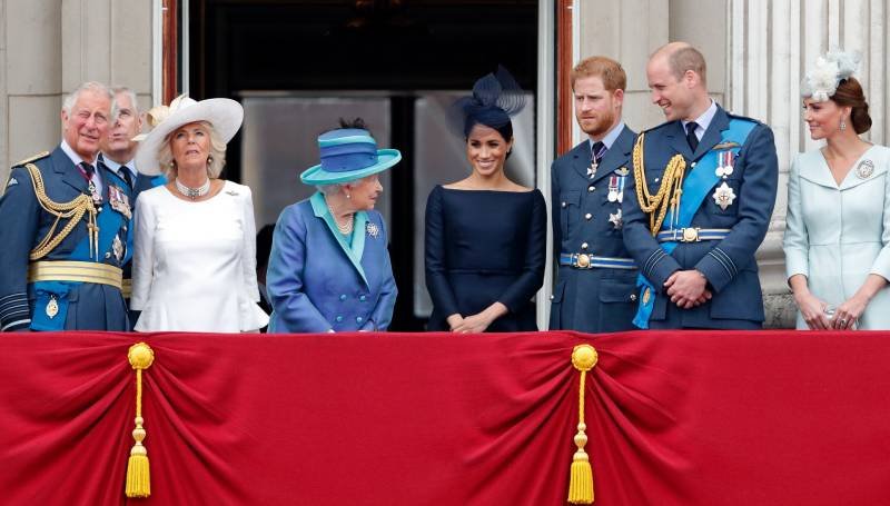 ¿Quién heredaría el trono tras la muerte de la reina Isabel II?