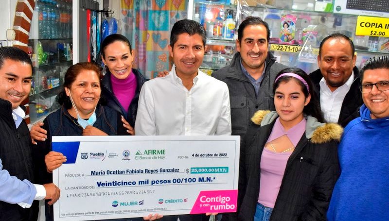 Entrega Eduardo Rivera cheque #950 del programa «Créditos Contigo» Entrega Eduardo Rivera cheque #950 del programa "Créditos Contigo"