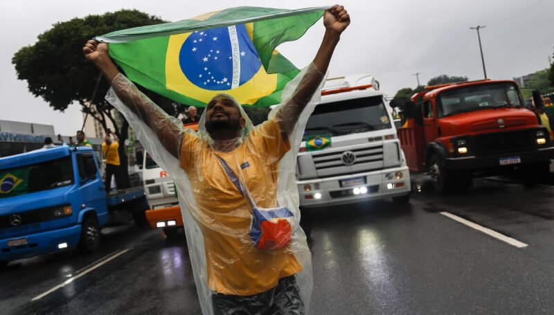 Bolsonaro reconoce su derrota y pide a los camioneros desalojar las carreteras