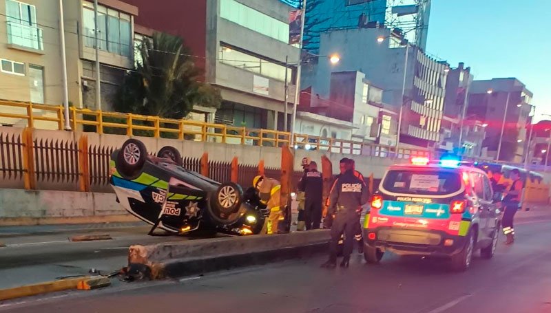 Volcó patrulla en el Distribuidor Vial Juárez-Serdán
