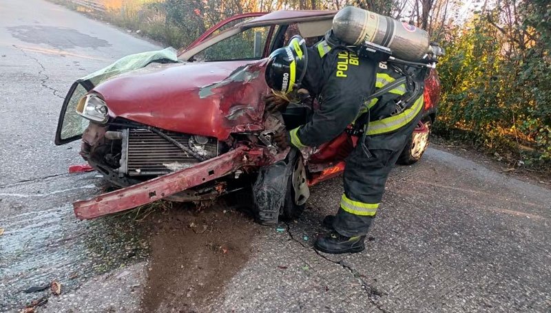 Pierde el control y se estrella contra un árbol en Cuautlancingo