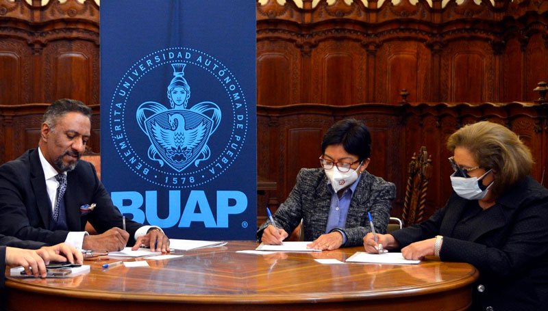 Encabeza rectora firma de convenio entre la BUAP y Prodecon
