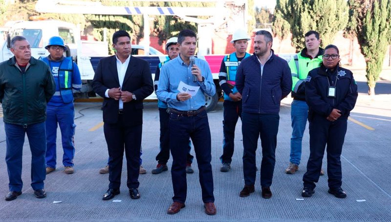 Entrega Eduardo Rivera luminarias en el Bulevar Xonacatepec; además se realizó la poda de áreas verdes Eduardo Rivera