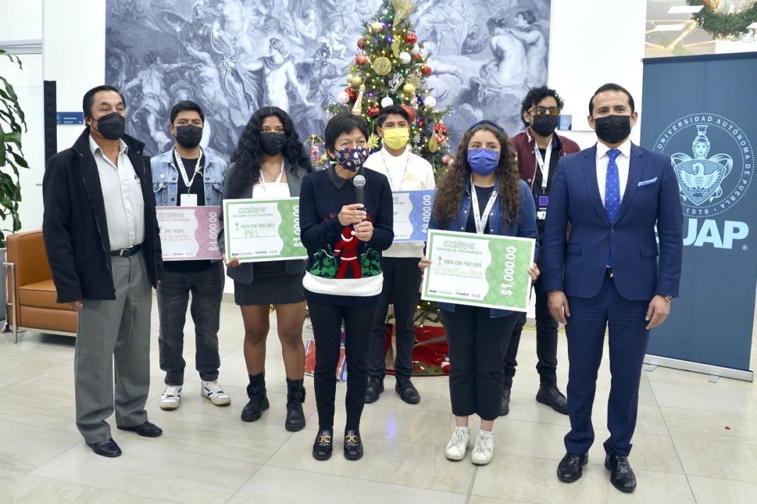 Entrega rectora BUAP premios a los ganadores del concurso “Apantálla-te” Entrega rectora BUAP premios a los ganadores del concurso “Apantálla-te”
