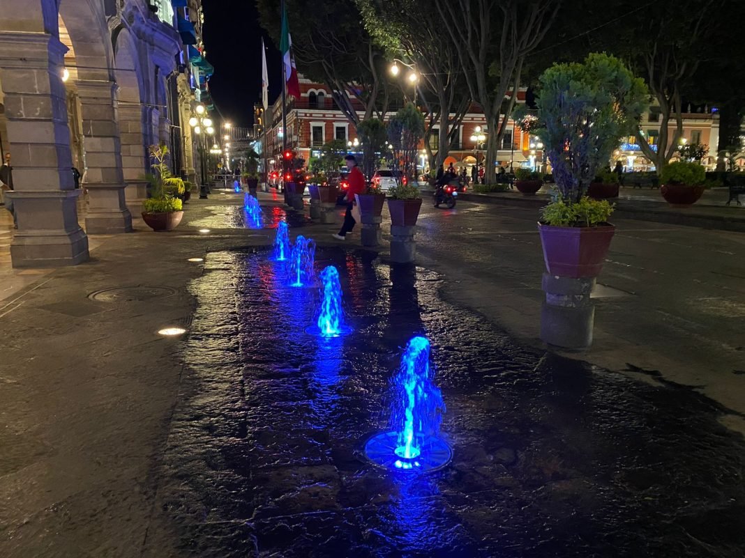 Ilumina el ayuntamiento de Puebla de azul las principales fuentes por fiestas decembrinas Ilumina el ayuntamiento de Puebla de azul las principales fuentes por fiestas decembrinas