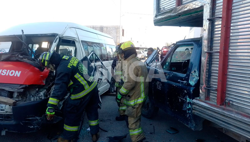 Se registró choque frontal entre unidad del transporte público y camioneta