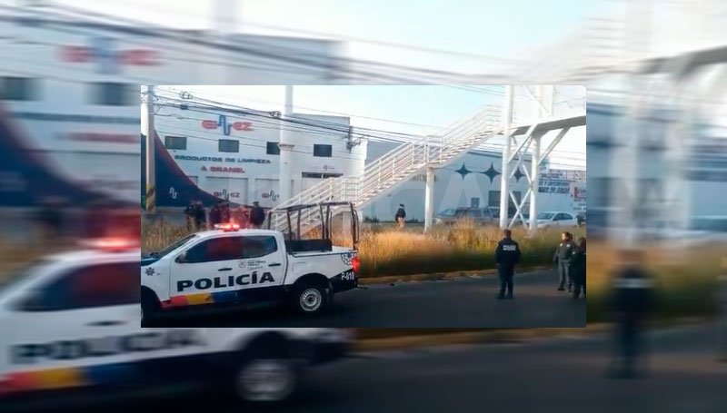 Policía impide que joven se lance de puente