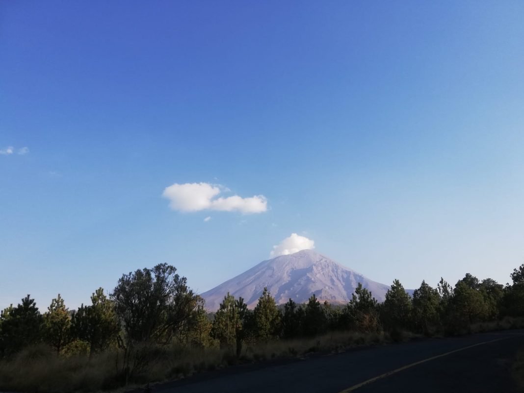 Volcán Popocatépetl presenta sismo y emite exhalación con columna de vapor y ceniza Volcán Popocatépetl presenta sismo y emite exhalación con columna de vapor y ceniza