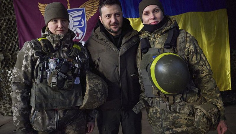 Zelenski celebró el día de las fuerzas armadas en Donetsk