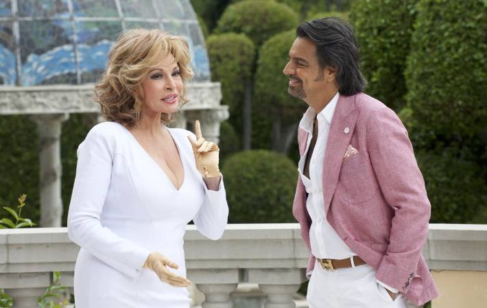 Raquel Welch y Eugenio Derbez. Cómo ser un latin lover. How to be a latin lover