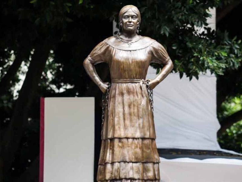 leona siguio colaborando