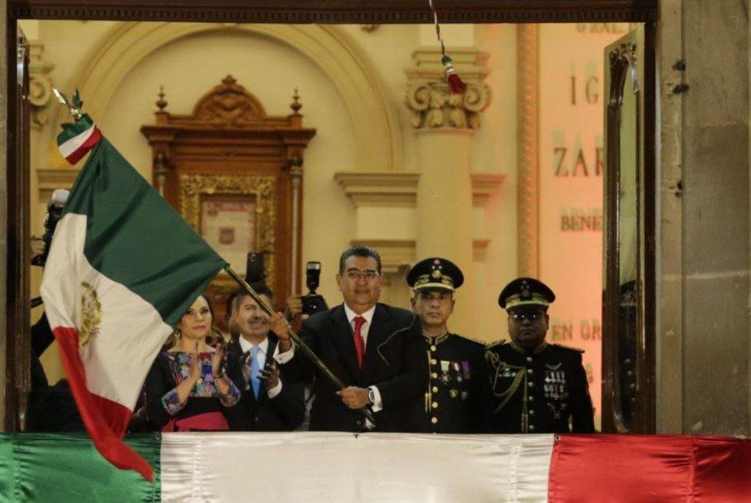 Encabeza gobernador de Puebla ceremonia del Grito; «¡Viva Pericos!», después de protocolo
