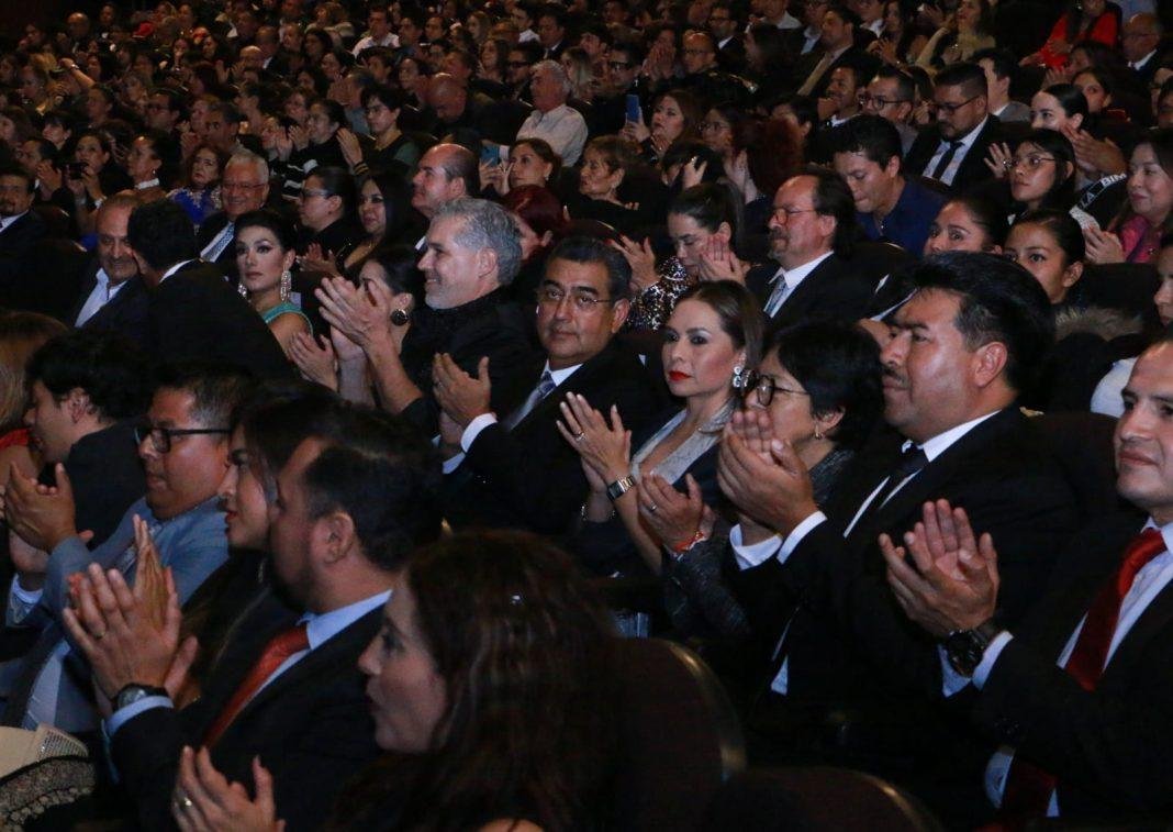 Asisten gobernador de Puebla y rectora BUAP a premier de la película «Héroes»