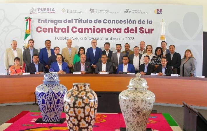 Gobierno de Puebla entrega el título de concesión de la Central Camionera del Sur