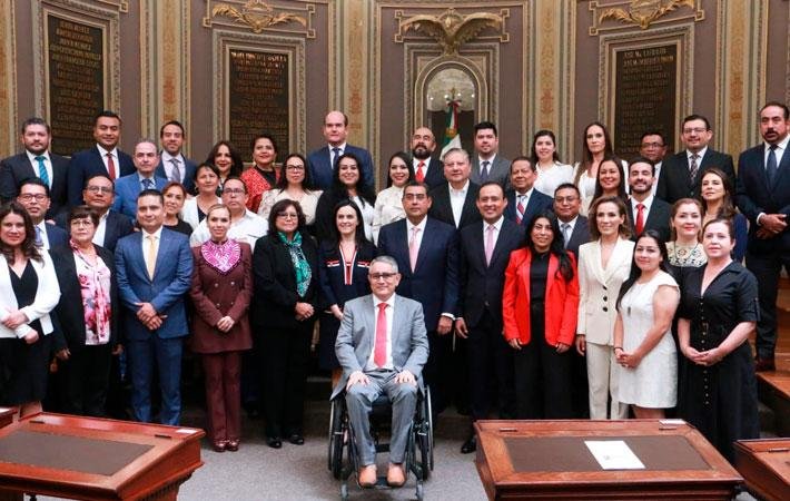 Asiste gobernador al segundo informe del líder del Congreso