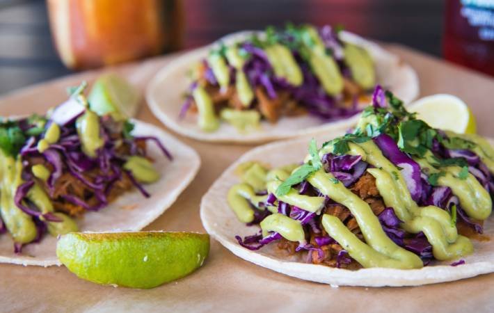 Tacos de pollo en salsa de aguacate. Receta fácil