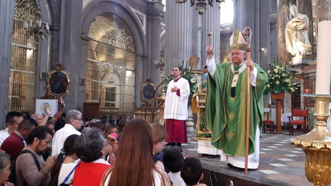 Ora arzobispo de Puebla por víctimas de violencia y llama a la reconstrucción del tejido social