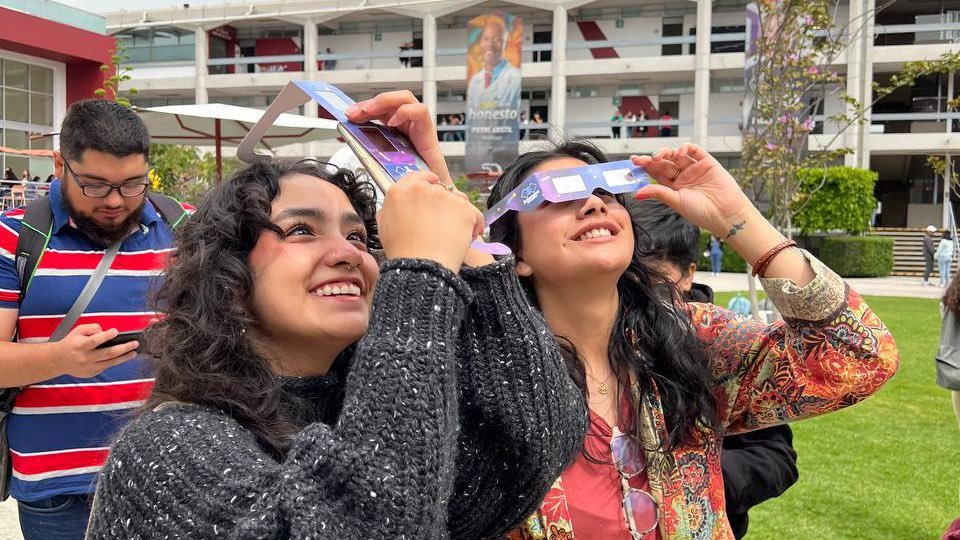 Siguen los poblanos el eclipse parcial desde 80 sedes
