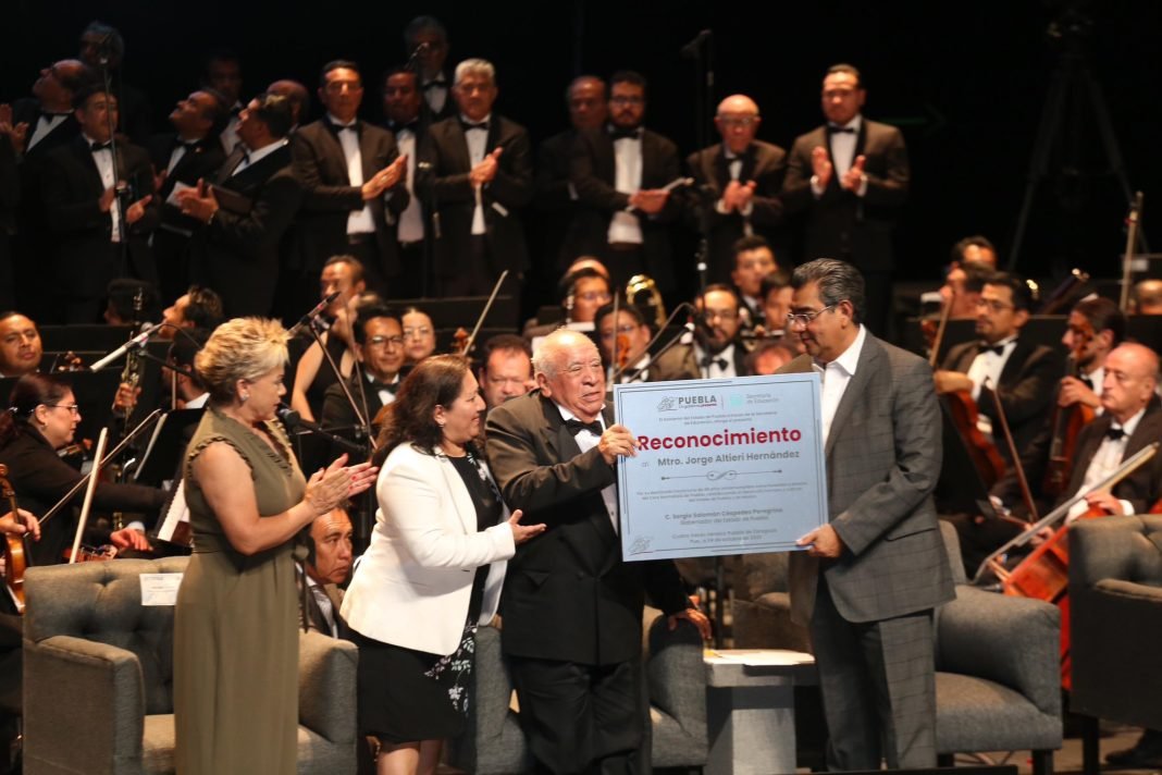 Rinde Puebla homenaje al fundador del Coro Normalista de Puebla