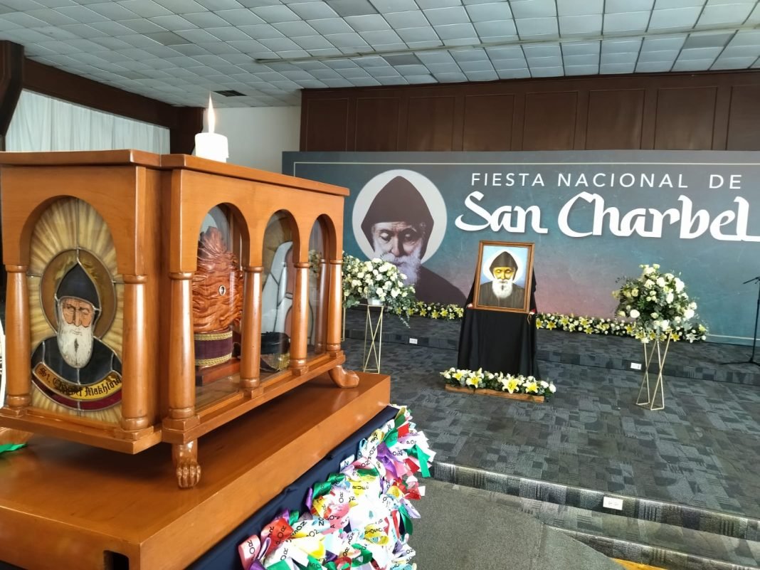Visitan las reliquias de San Charbel el Centro Mexicano Libanés y parroquias de Puebla y Cholula