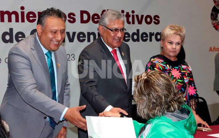 Reciben 764 docentes nombramientos definitivos en Puebla