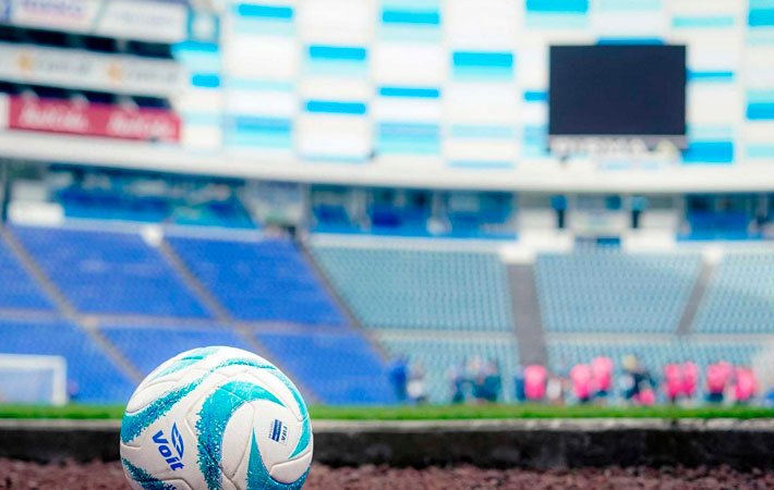 Instalan clubes de Puebla varonil y femenil centro de acopio para apoyar a Guerrero