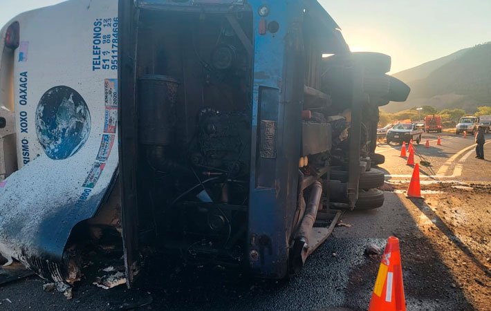 Brinda Puebla apoyo a migrantes lesionados en accidente en autopista a Oaxaca