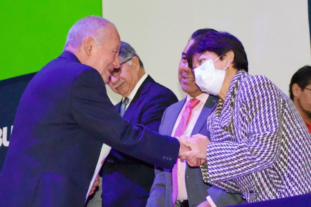 Rectora María Lilia Cedillo entrega reconocimiento por antigüedad a 505 trabajadores Rectora María Lilia Cedillo entrega reconocimiento por antigüedad a 505 trabajadores