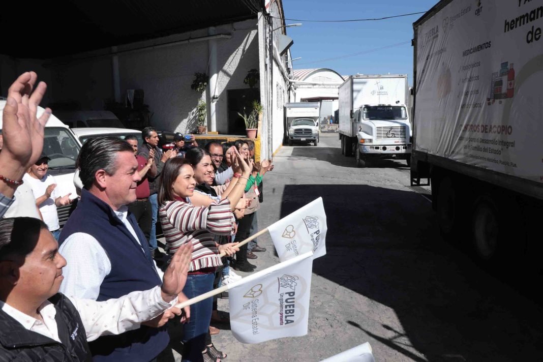 Abandera Gaby Bonilla salida de convoy con más de 35 toneladas de ayuda a Guerrero Abandera Gaby Bonilla salida de convoy con más de 35 toneladas de ayuda a Guerrero